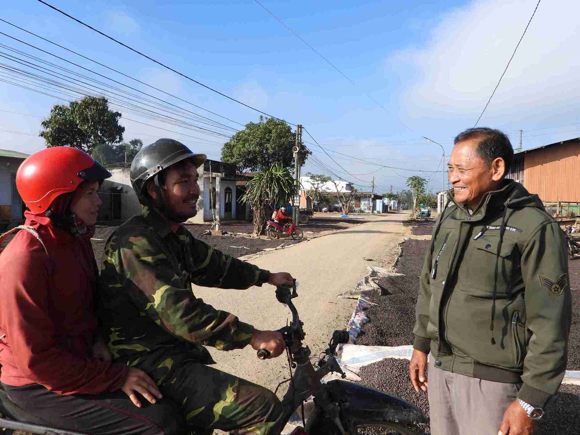 Nguoi uy tin o xa tuyen truyen pho bien phap luat, dong vien mot cap vo chong tre co gang lam an, lo cho con cai. Anh: Bao Lam