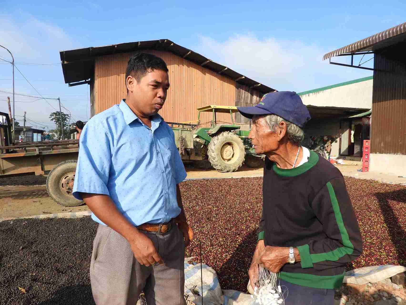 Nhan vien Phong Van hoa - Xa hoi xa Krong No tim hieu doi song nguoi dan ngheo tren dia ban. Anh: Bao Lam