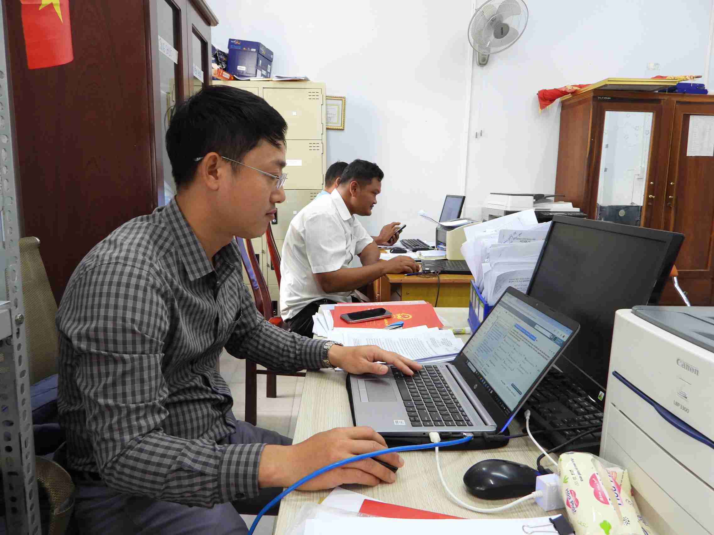 Can bo Phong Van hoa - Xa hoi xa Krong No luon tat bat voi cong viec trien khai cac du an, chuong trinh chinh sach cho nguoi ngheo tren dia ban. Anh: Bao Lam