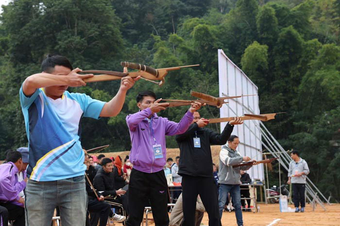 Athletes participated in the cross-court shooting competition at the Vietnam - Laos - China throw-in Festival in Dien Bien. Photo: Quang Dat