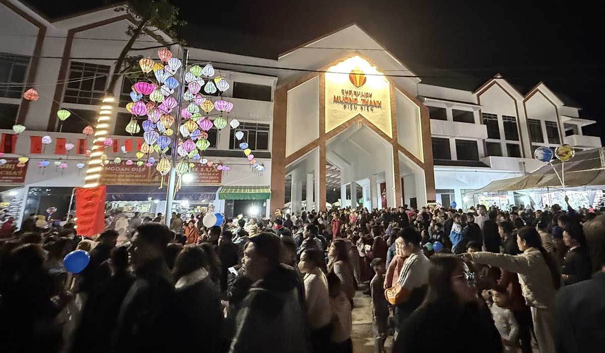 Cho du lich Muong Thanh - mot trong nhung noi dien ra nhieu hoat dong hap dan. Anh: Thanh Binh