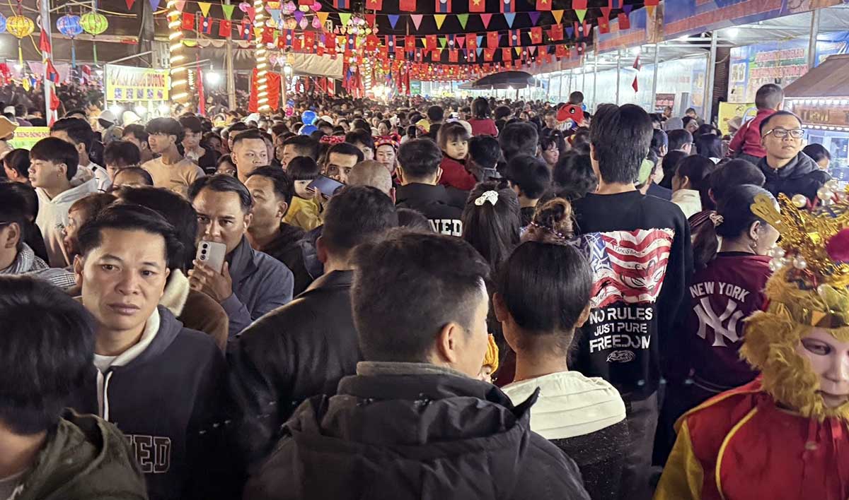 Hang van nguoi dan va du khach trong dem khai mac Le hoi nem con 3 nuoc Viet Nam - Lao - Trung Quoc. Anh: Thanh Binh