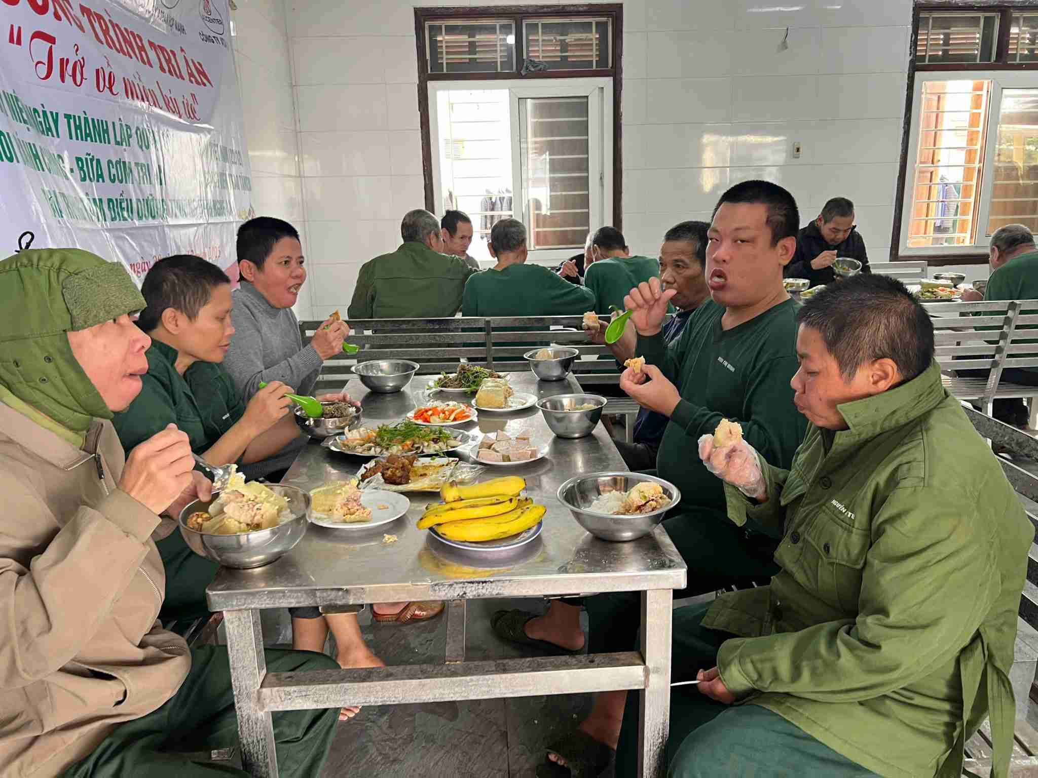 Warm meals to pay tribute to Nghe An war invalids on December 22. Photo: Ngoc Anh