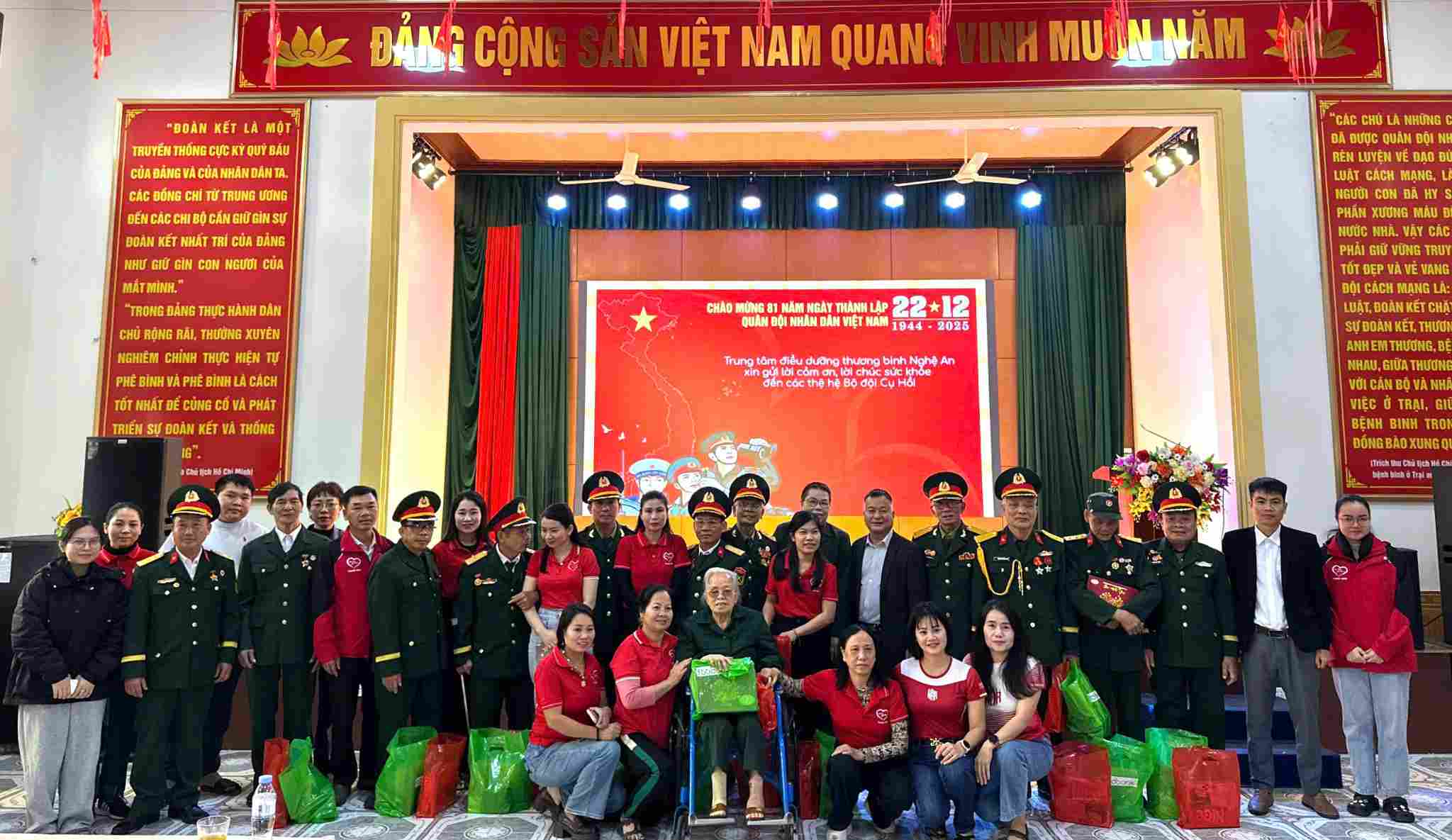 Cac nhom thien nguyen tang qua cac thuong binh tai Trung tam Dieu duong thuong binh Nghe An. Anh: Ngoc Anh