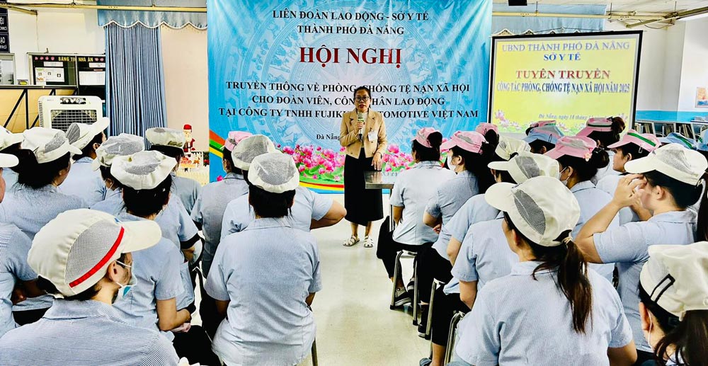 다낭시 노동 연맹은 보건부와 협력하여 조합원 및 노동자를 대상으로 사회악 예방 및 퇴치를 홍보합니다. 사진: 다낭 노동조합.