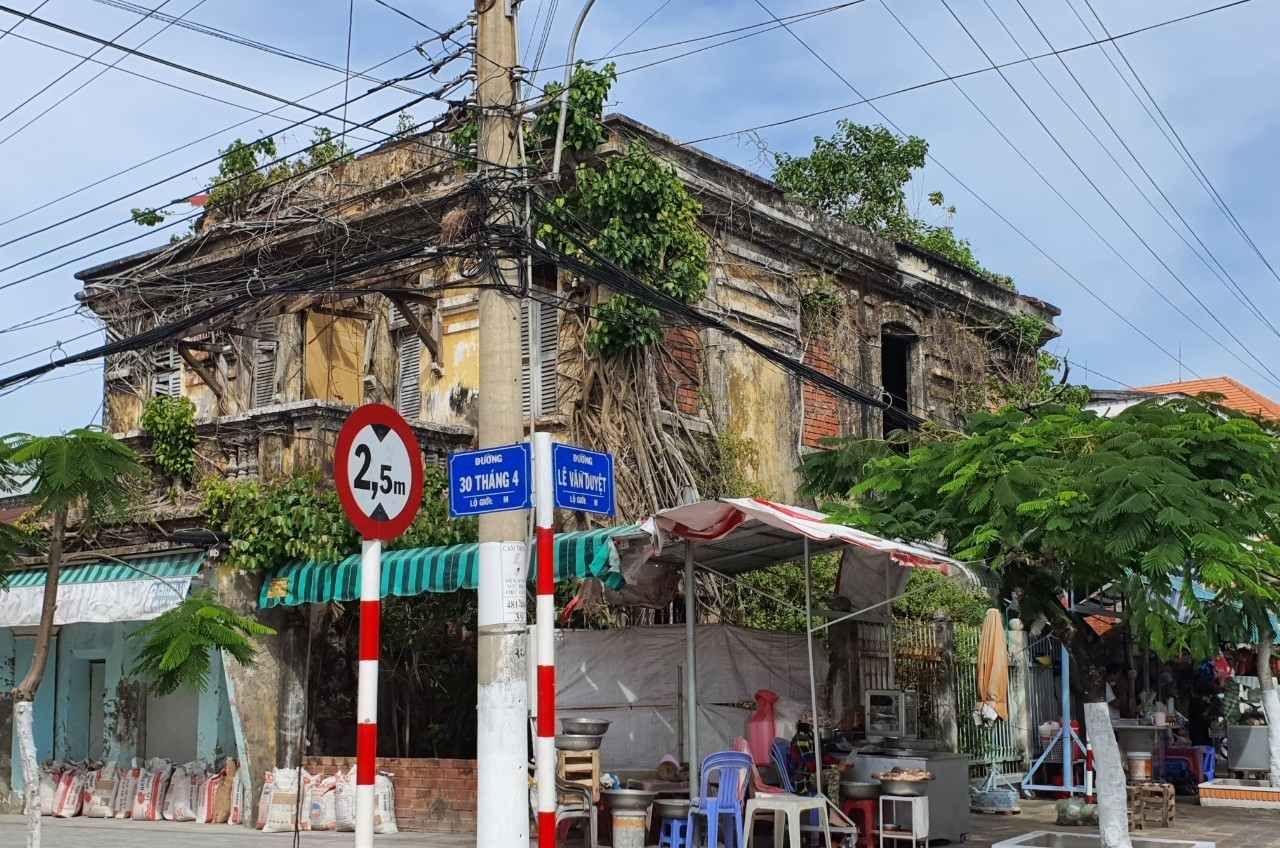 까마우의 지방 유적지는 인정된 후 철거되었기 때문에 현재 기억 속에만 남아 있습니다. 사진: Nhat Ho