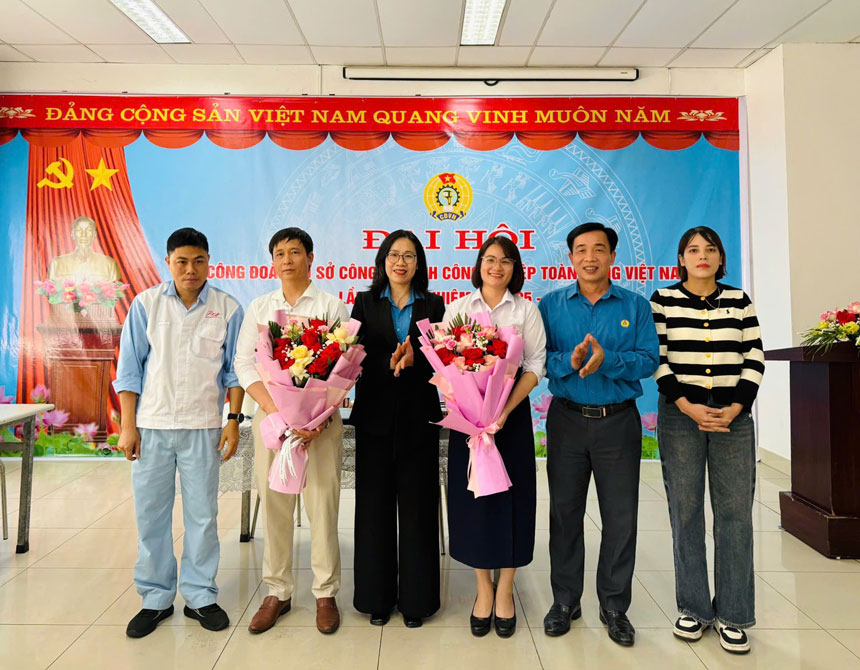 Los lideres del Comite Sindical del Parque Industrial Provincial de Phu Tho felicitan al Comite Ejecutivo del Sindicato de Toan Hung Vietnam Company. Foto: Thanh Phong