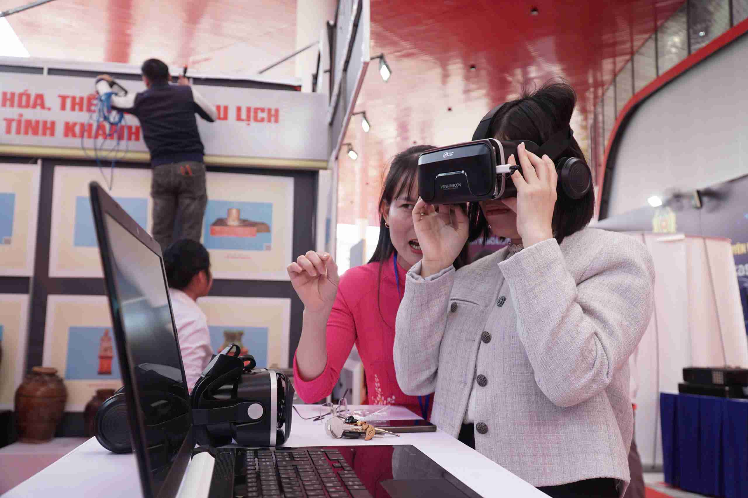 People and tourists in Khanh Hoa experience digital technology products and solutions. Photo: Huu Long