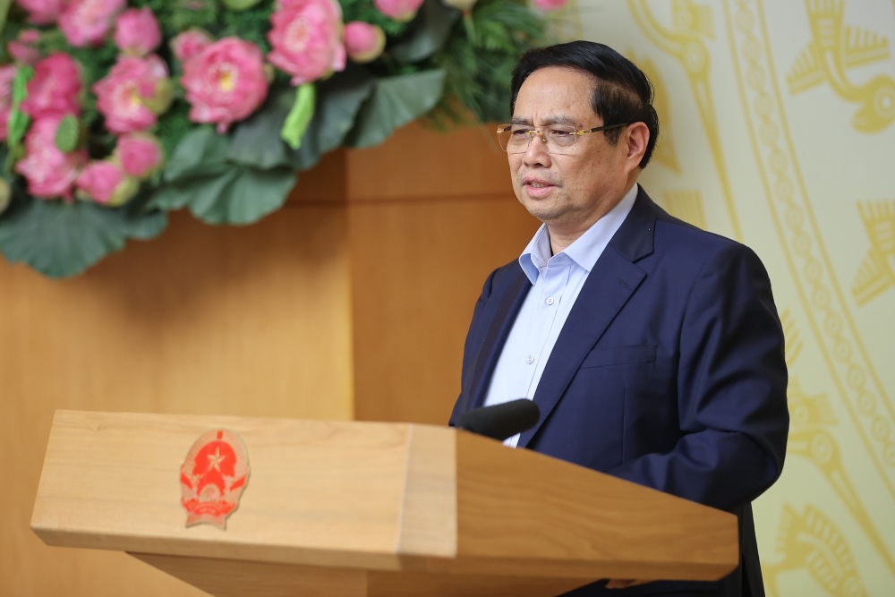 간부 정치국 위원인 Pham Minh Chinh 총리는 2025년에 30만 개 이상의 기업이 새로 설립되어 운영을 재개했으며 결의안 68호에 따라 총 등록 자본금이 600만 조 동을 초과했다고 밝혔습니다. 사진: Nhat Bac