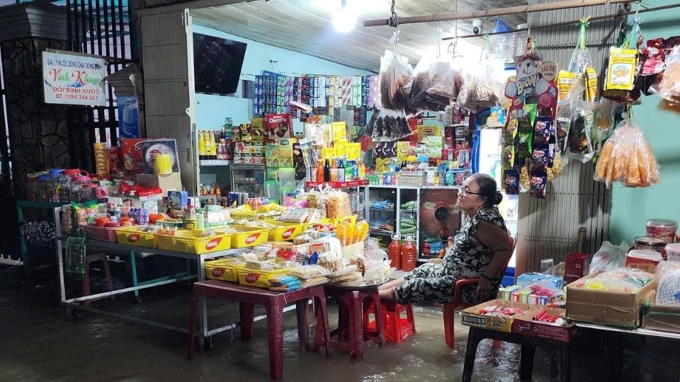 Nguoi dan phuong Long Chau phan khoi theo doi le khoi cong du an nha o xa hoi, ky vong som on dinh cho o, an cu lau dai. Anh: Hoang Loc