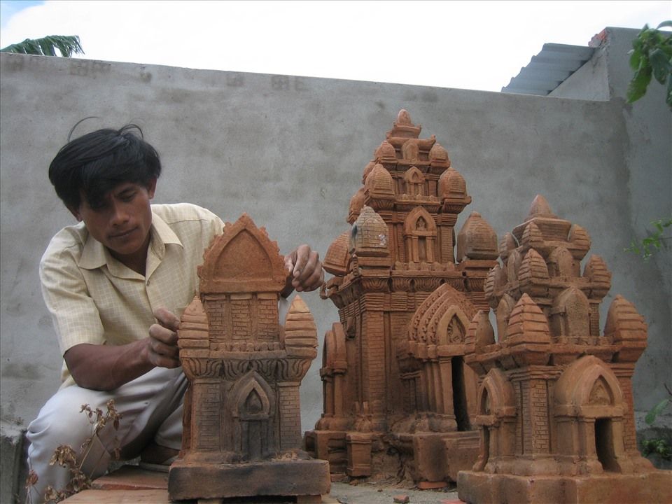 Khanh Hoa province strives to remove the artistic heritage as a pottery of the Cham people from the situation of heritage at risk of needing urgent protection. Photo: Tran Dang