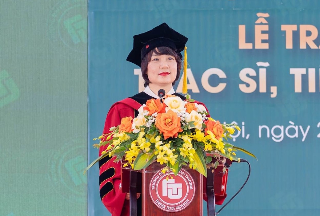 PGS.TS Nguyen Thu Huong - Hieu truong Truong Dai hoc Ngoai thuong nhan manh, dao tao sau dai hoc khong dung lai o viec trao hoc vi ma la qua trinh ren luyen tu duy phan bien, nang luc nghien cuu doc lap.  