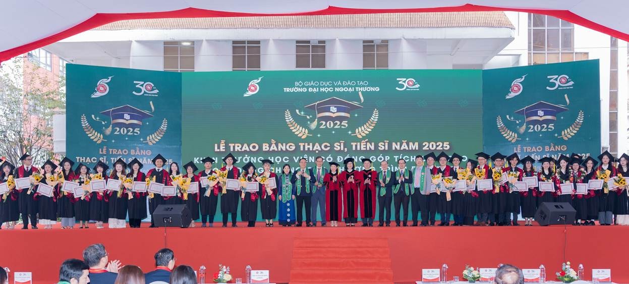 Lanh dao Nha truong tuyen duong, khen thuong cac thu khoa tot nghiep va hoc vien tieu bieu tot nghiep nam 2025. Anh: FTU