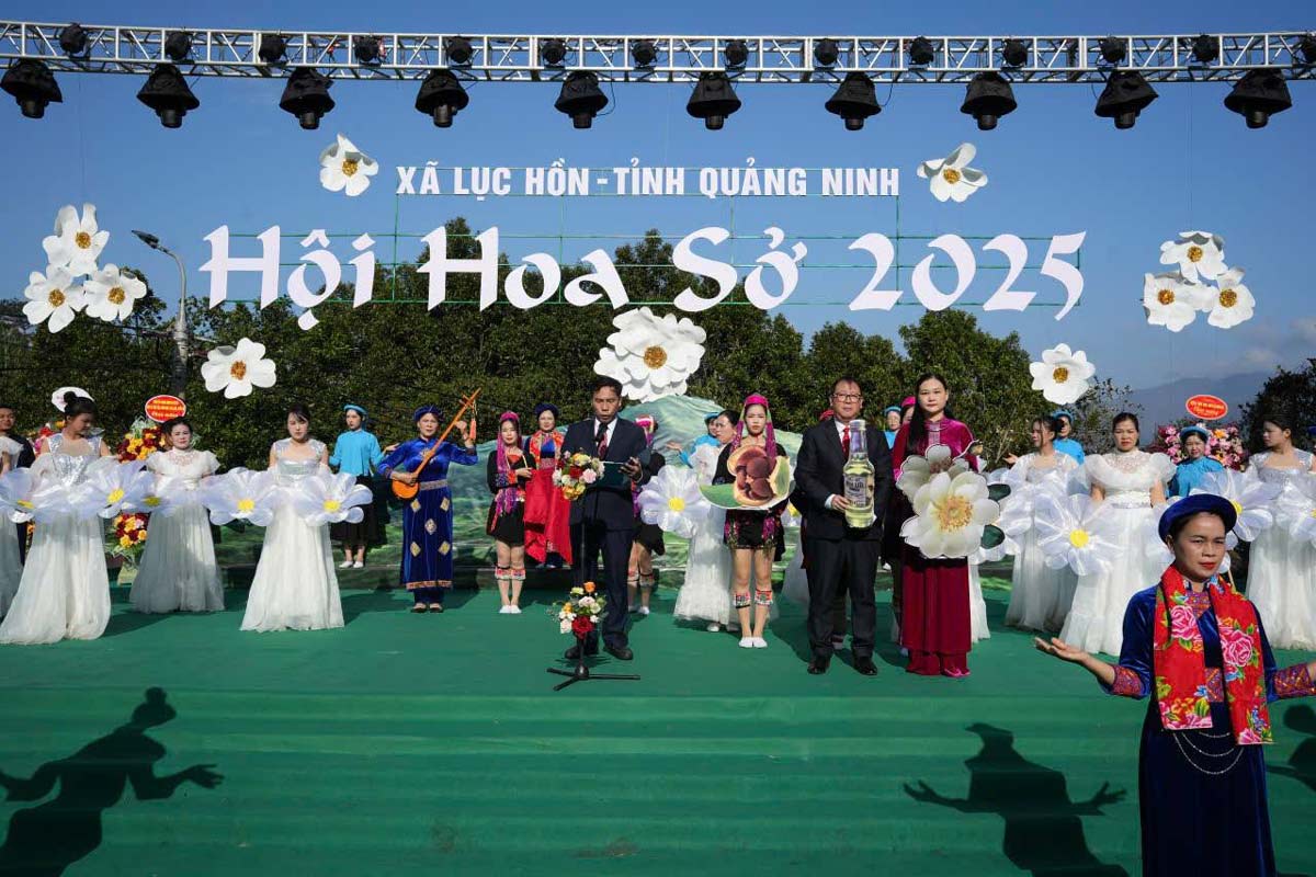 Lanh dao xa Luc Hon khai mac Hoi Hoa so. Anh: La Nhung