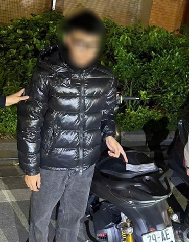 The 141 Working Group of Hanoi City discovered a young man possessing marijuana at midnight. Photo: CAHN