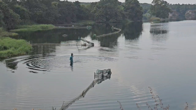 Escena del caso de pescar con peces y capturar el cuerpo de un joven bajo un lago en Ciudad Ho Chi Minh