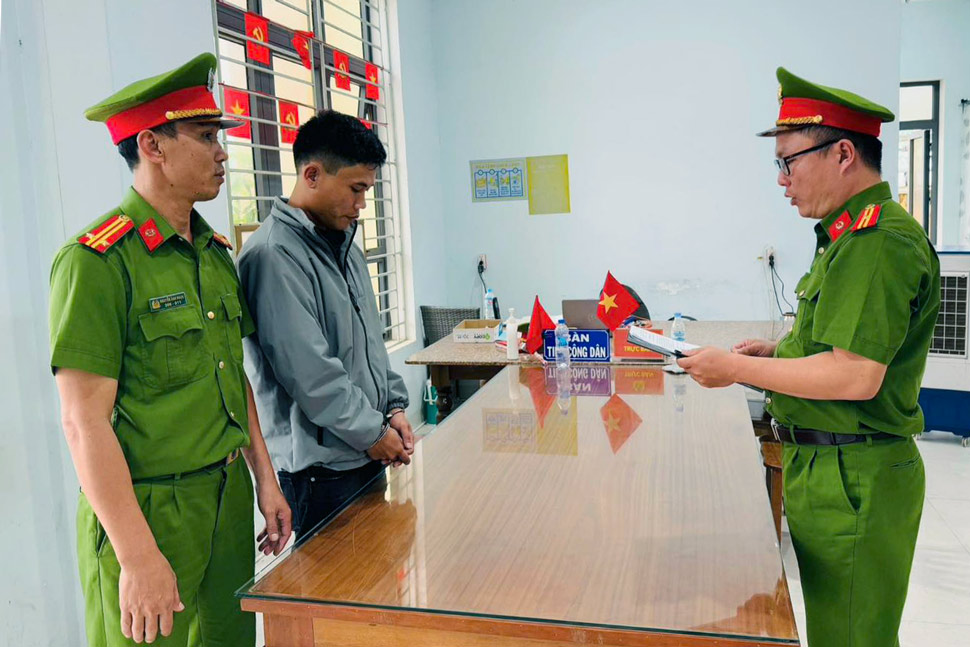 Công an phường An Nhơn Bắc (Gia Lai) thi hành lệnh bắt tạm giam đối với Võ Kỳ Vương. Ảnh: Công an