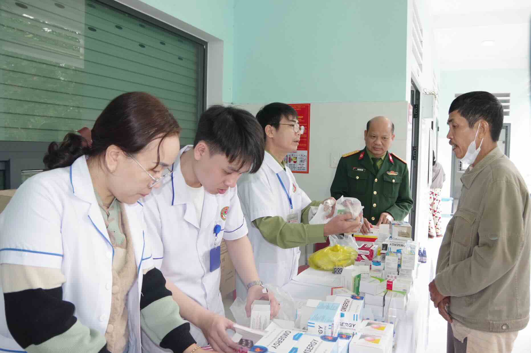 The team of doctors and nurses examined and consulted on health for people in flooded areas. Photo: Quang Dao.