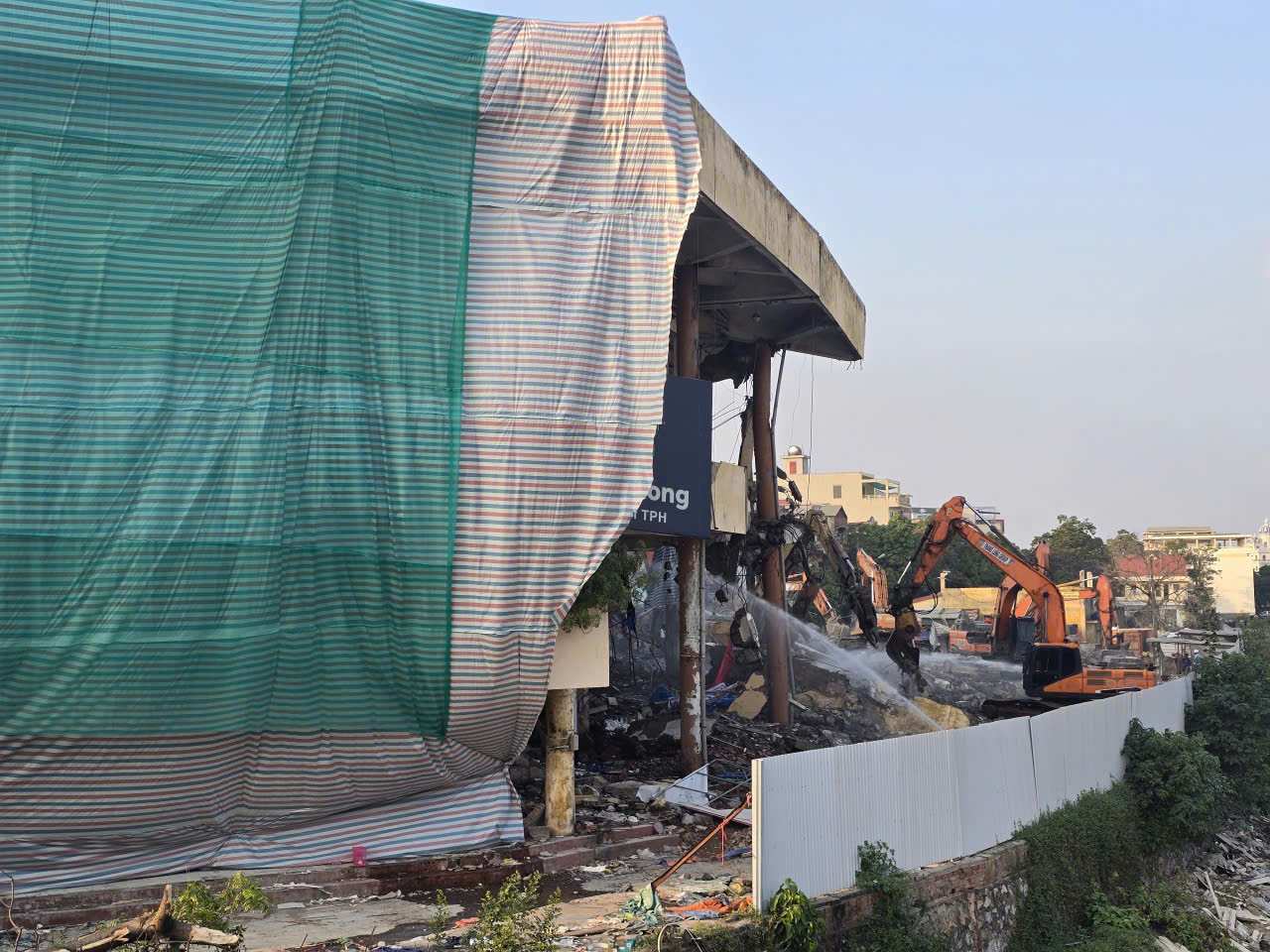 Construction units demolished Ninh Binh Dragon Market after nearly 40 years of existence. Photo: Dieu Anh