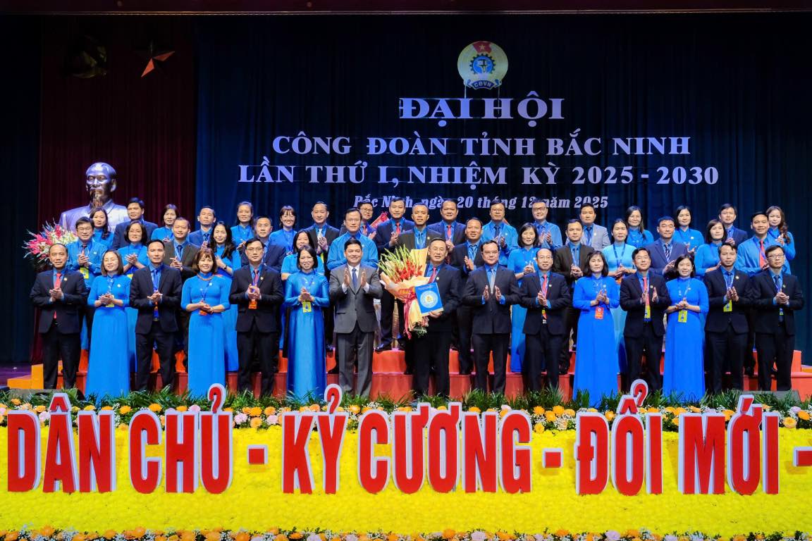 Chu tich Tong Lien doan Lao dong Viet Nam Nguyen Dinh Khang, Bi thu Tinh uy Bac Ninh Nguyen Hong Thai tang hoa chuc mung Ban Chap hanh Lien doan Lao dong tinh Bac Ninh nhiem ky 2025-2030. Anh: Bao Han