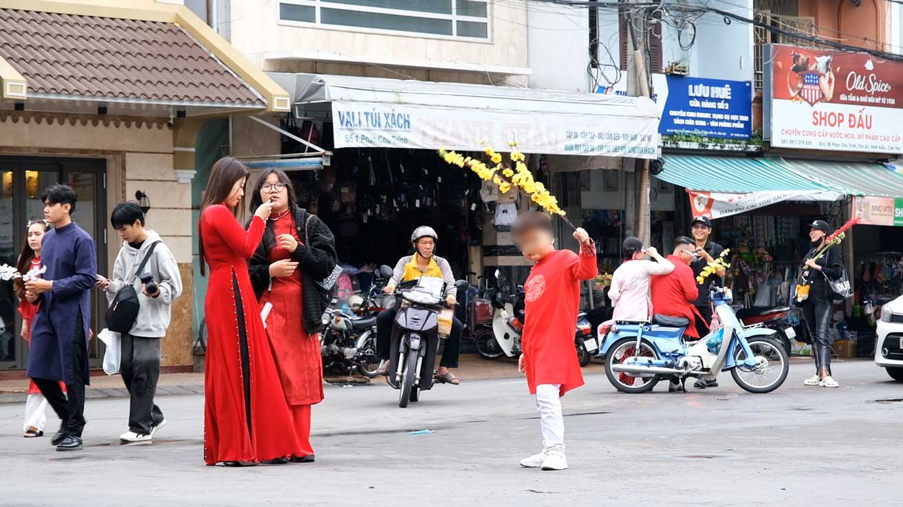 Ben Ninh Kieu, Cho co Can Tho,...la nhung dia diem duoc nhieu ban tre lua chon de chup anh Tet som. Anh: Han Nghien
