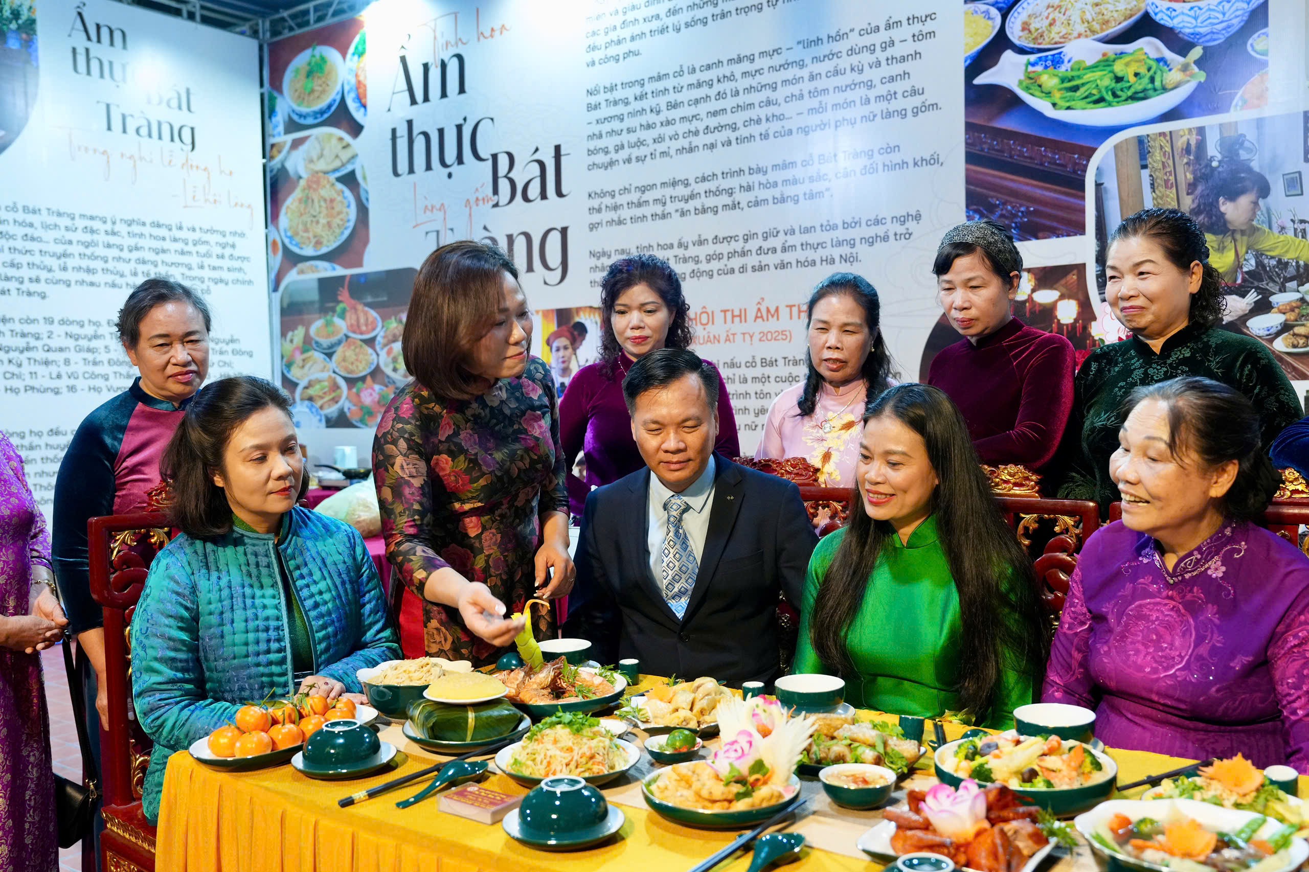 Giam doc So Van hoa va The thao Ha Noi Bach Lien Huong cung cac dai bieu tham quan gian hang gioi thieu mam co co truyen Bat Trang. Anh: Thanh Loan