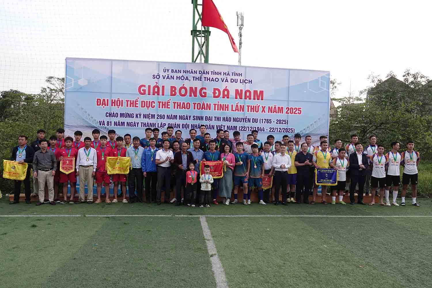 Take souvenir photos with the winning teams at the Ha Tinh Sports Festival Men's Football Tournament. Photo: Tran Tuan.