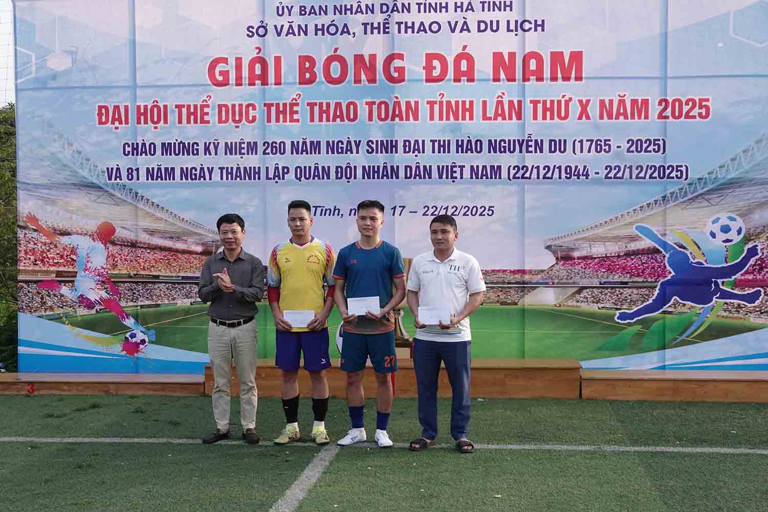 Trao giai ca nhan. Anh: Tran Tuan.