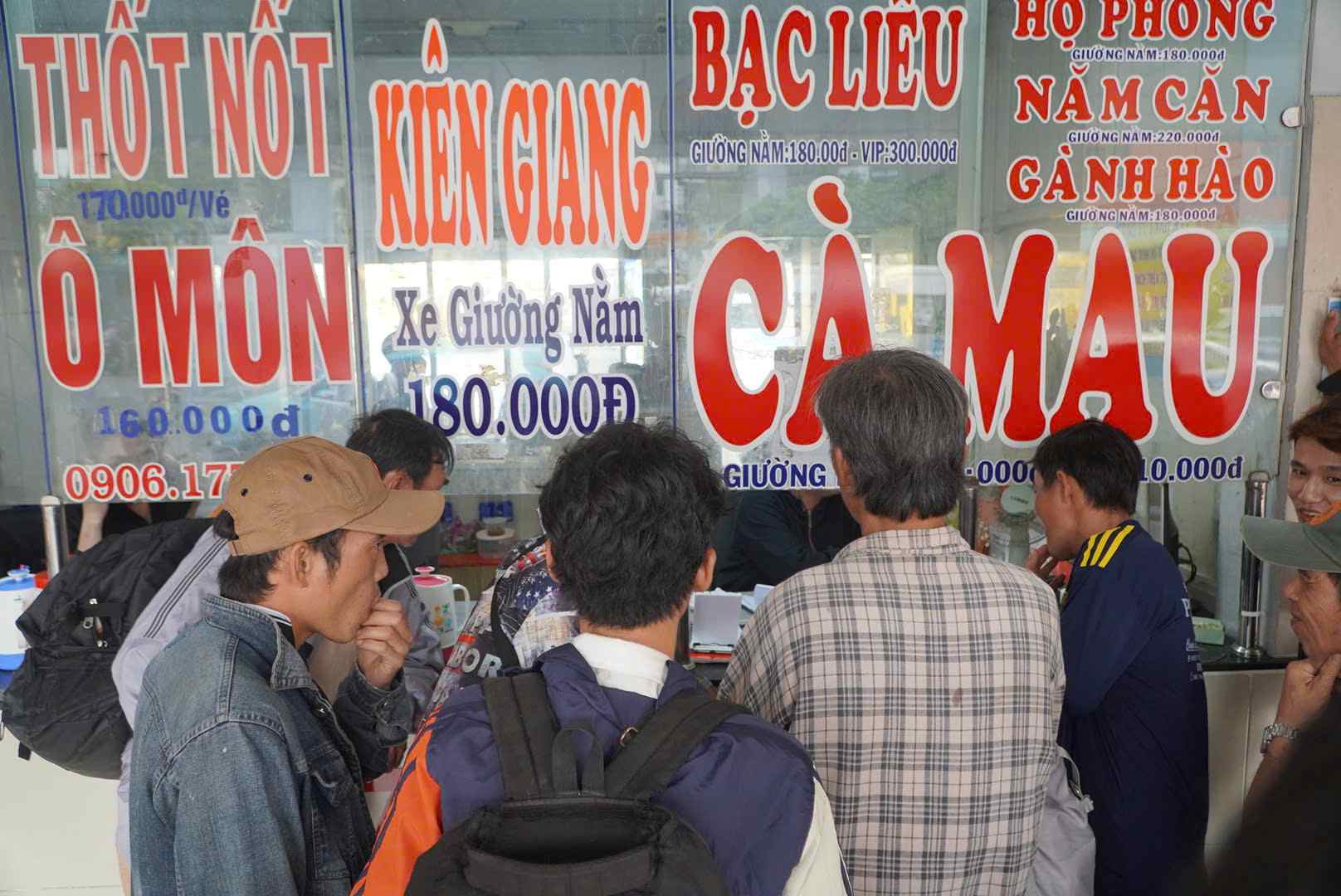 Passengers buy tickets at the Western Bus Station (An Lac Ward, Ho Chi Minh City). Photo: Chan Phuc