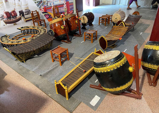 Dan nhac ngu am Khmer voi cac nhac cu truyen thong tai hien mot phan khong gian le hoi va sinh hoat van hoa cua dong bao Khmer Nam Bo. Moi nhac cu dam nhiem mot vai tro rieng, cung tao nen he thong am thanh dac trung, ron rang ma linh thieng, gan lien voi doi song ton giao va cong dong. Anh: Quynh Mai 