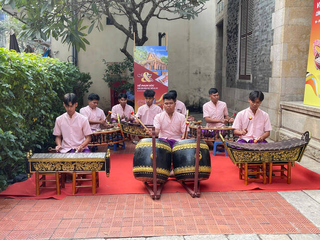 Am thanh nhac ngu am Khmer vang len trong khong gian pho co Ha Noi, mang theo nhip dieu ron rang, linh thieng cua doi song van hoa Nam Bo. Tung nhac cu hoa quyen theo he thong nam am truyen thong, tai hien khong gian le hoi, tin nguong va sinh hoat cong dong cua dong bao Khmer. Anh: Quynh Mai 