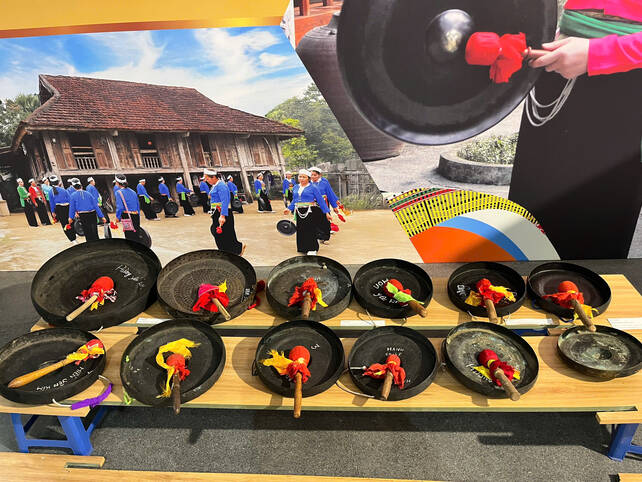 Nhung chiec chieng Muong duoc trung bay nhu nhung “nhan chung tham lang” cua doi song cong dong nguoi Muong. Anh: Quynh Mai 