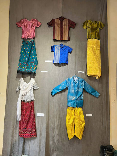 Nhung bo trang phuc truyen thong cua nguoi Khmer duoc gioi thieu nhu mot phan khong the tach roi cua nhac ngu am va le hoi dan gian. Mau sac tuoi sang, chat lieu va kieu dang phan anh su giao thoa giua tin nguong Phat giao Nam tong va doi song van hoa ban dia. Anh: Quynh Mai 