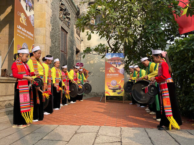 Tieng chieng Muong vang len giua khong gian pho co Ha Noi, tao nen cuoc doi thoai dac biet giua di san vung mien va nhip song do thi. Anh: Quynh Mai 