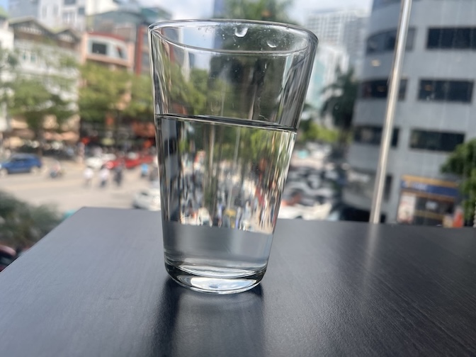 El habito de no beber suficiente agua de los trabajadores que realizan trabajos al aire libre tiene un impacto negativo en la salud renal. Foto: Kieu Vu