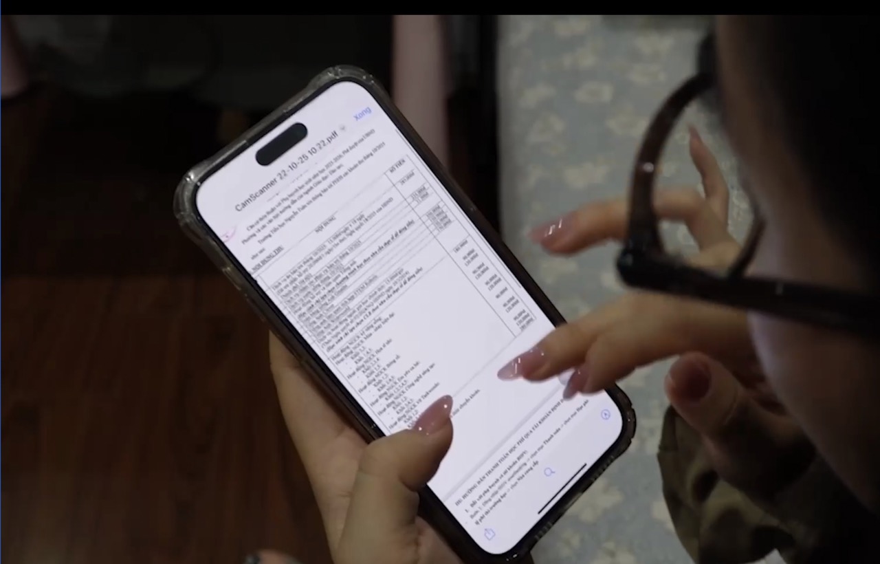 Cac khoan phu phi: Xay dung truong lop, mua dieu hoa, tien ban tru, dong phuc, hoc lien ket,... cong lai cao hon nhieu so voi hoc phi phu huynh duoc mien giam. Anh: Phuong Anh   