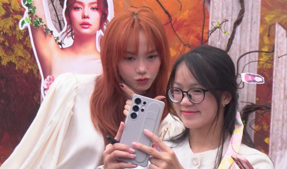 Minh Hang took a photo with fans. Photo: Nguyen Dat