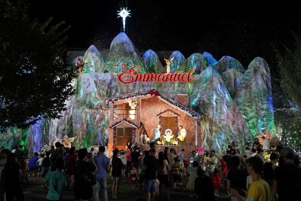 May phun tuyet nhan tao tao khung canh “Giang sinh chau Au“, khien nguoi dan thich thu. Anh: Nguyen Chan