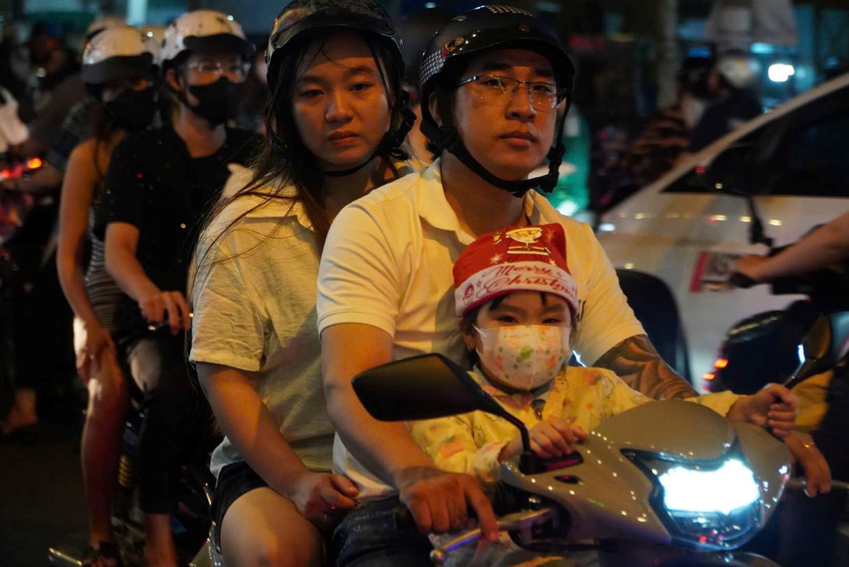 Nguoi dan, du khach di chuyen cham tren tuyen duong Pham The Hien do luong xe tang cao.