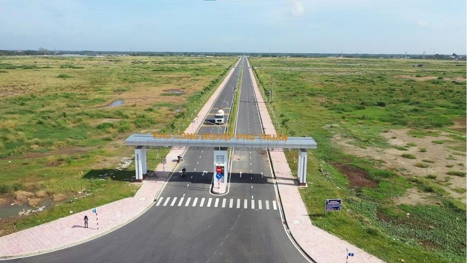 El Parque Industrial Phu Thuan abre oportunidades de empleo para los residentes locales. Foto: Hoang Loc