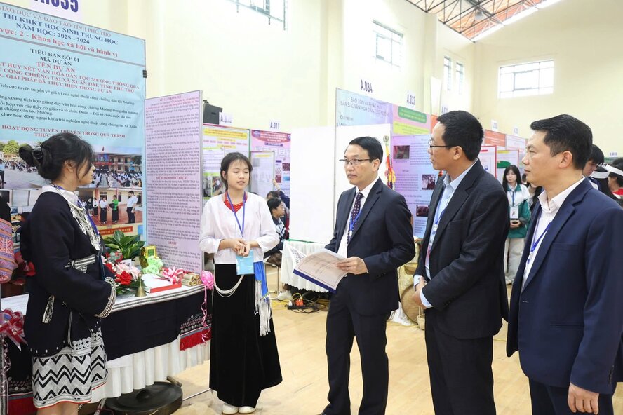 Cac em hoc sinh - tac gia cua du an se thuyet trinh du an voi Ban giam khao. Anh: So Giao duc va Dao tao tinh Phu Tho.