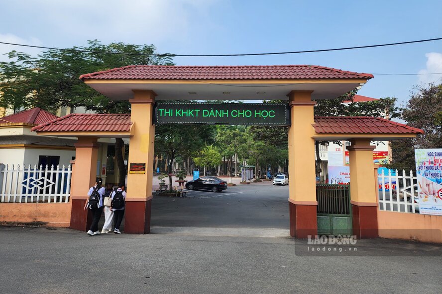 Truong THPT Ky thuat Viet Tri. Anh: To Cong.