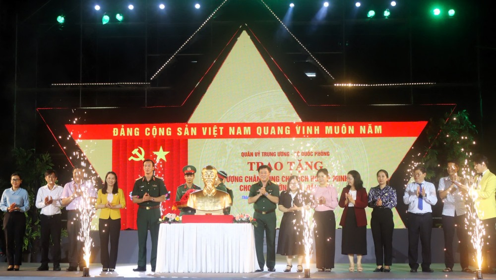 Presenting statues of President Ho Chi Minh to representatives of wards and communes of Ho Chi Minh City. Photo: Anh Tu