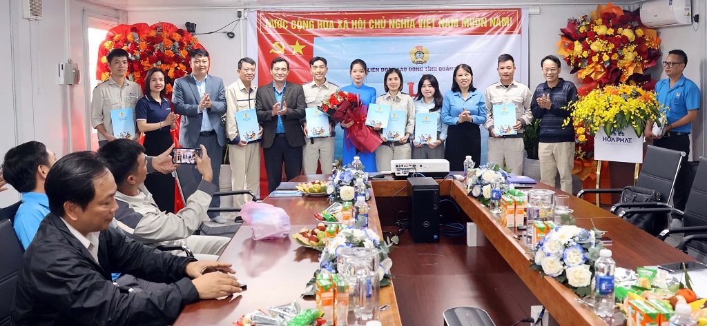 La Federacion Laboral Provincial entrega la decision y entrega flores para felicitar al Comite Ejecutivo del Sindicato de la Compañia Anonima Ray y Steel Especial Hoa Phat Dung Quat. Foto: Sindicato de Quang Ngai