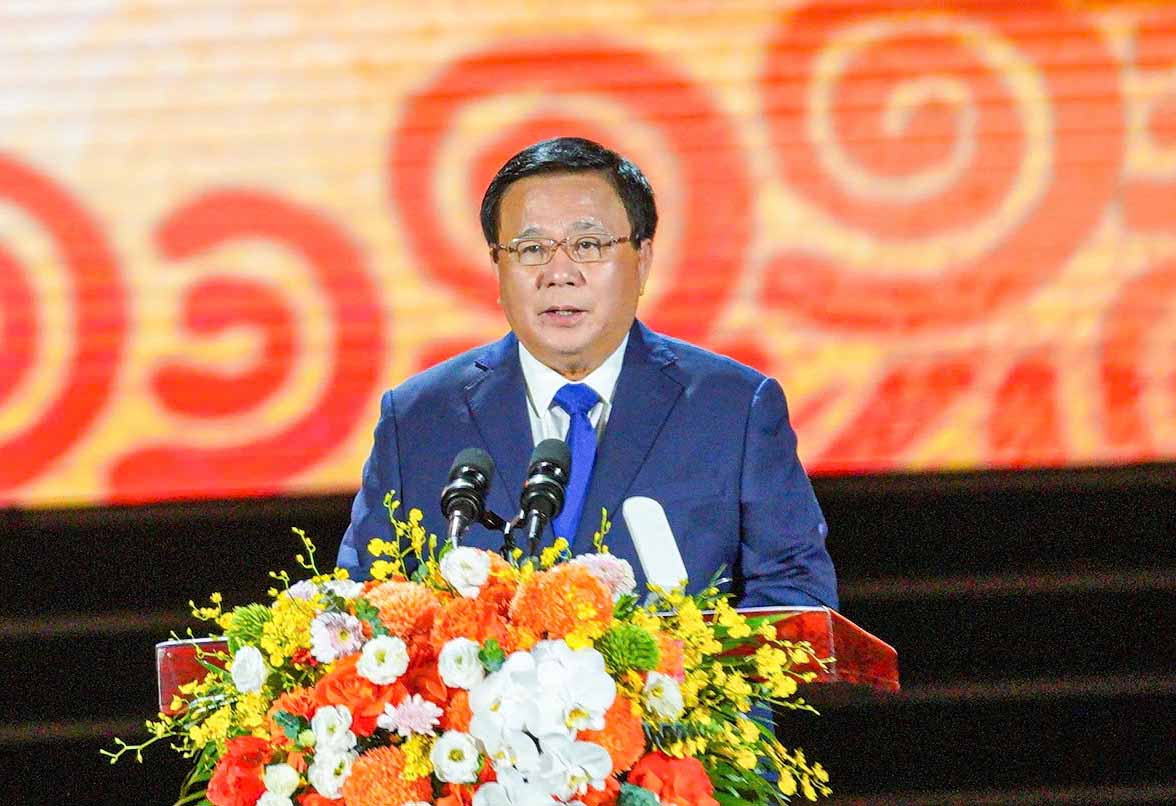 Mr. Nguyen Xuan Thang - Politburo member, Director of the Ho Chi Minh National Academy of Politics, Chairman of the Central Theoretical Council spoke at the 260th Anniversary of the birth of the Great Sphinx Nguyen Du. Photo: Tran Tuan.