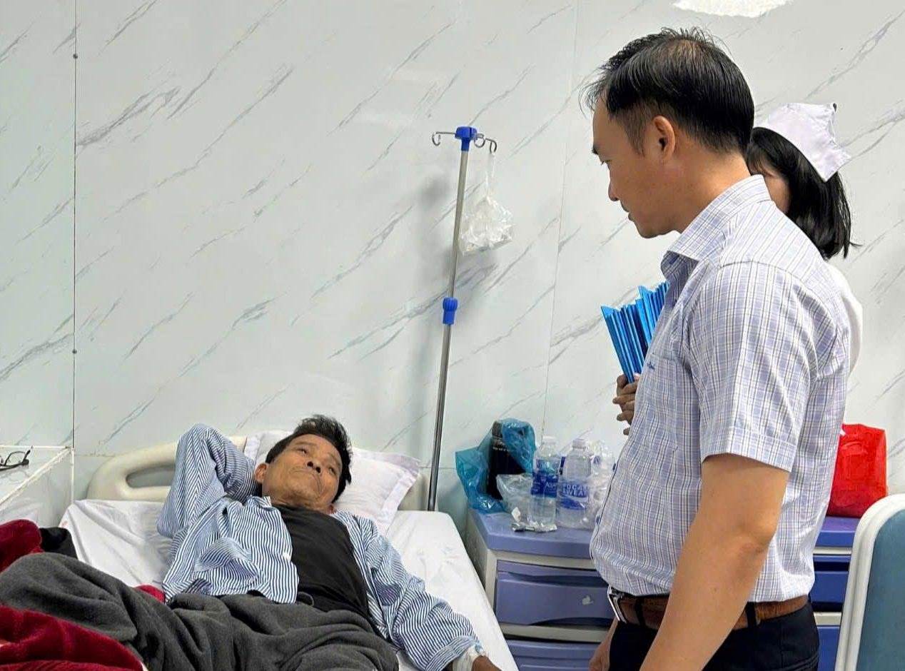 Hang tram nguoi da phai nhap vien cap cuu sau khi an banh mi Hong Van o Quang Ngai. Anh: Vien Nguyen