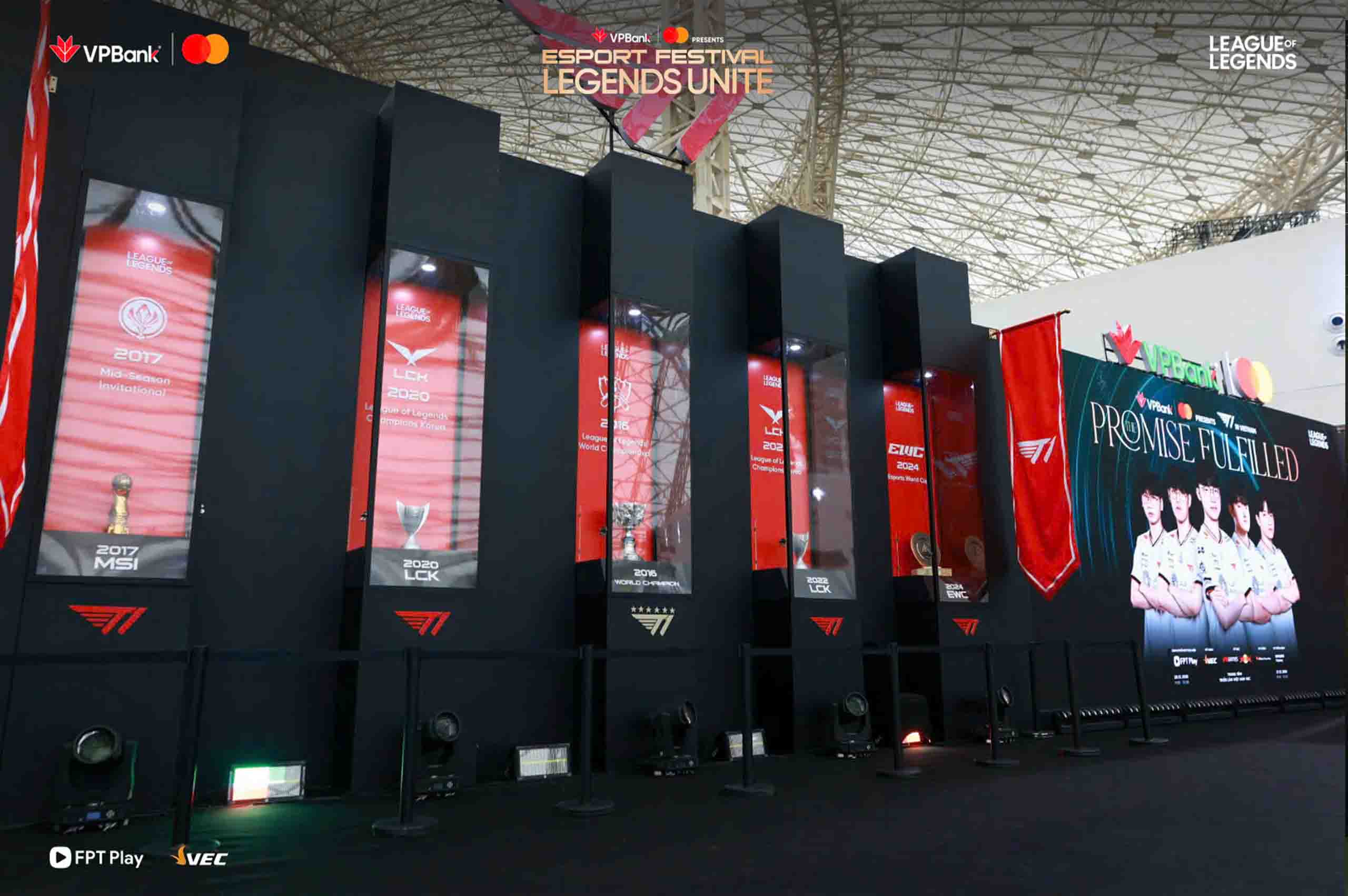 Mot vai danh hieu noi bat Faker da gianh duoc trong su nghiep duoc trung bay tai Trung tam trien lam Quoc gia. Anh: Ban to chuc cung cap