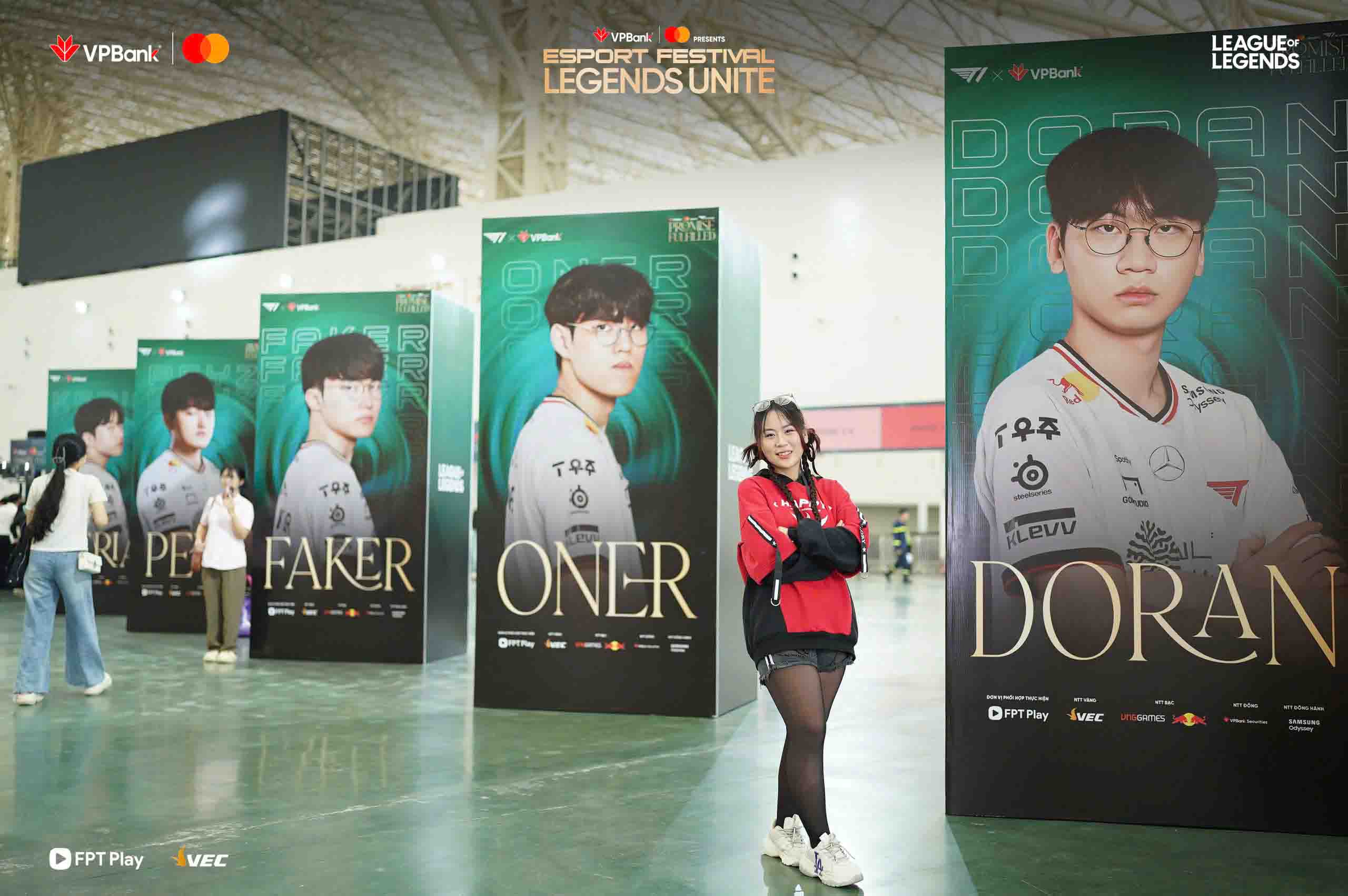 Nguoi ham mo tai Ha Noi ghi lai khoanh khac tai Trung tam trien lam quoc gia, noi to chuc su kien VPBank Presents T1 Vietnam vao ngay 21.12. Anh: Ban to chuc cung cap