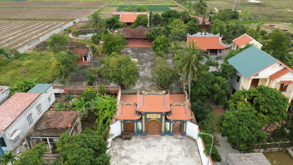 Chua Dong Quan nam ngay canh dinh va mieu Dong Quan, tao thanh cum di tich noi tieng tai Vinh Thuan, thu hut nhan dan, du khach moi dip le, Tet. Ảnh: Viet Cuong