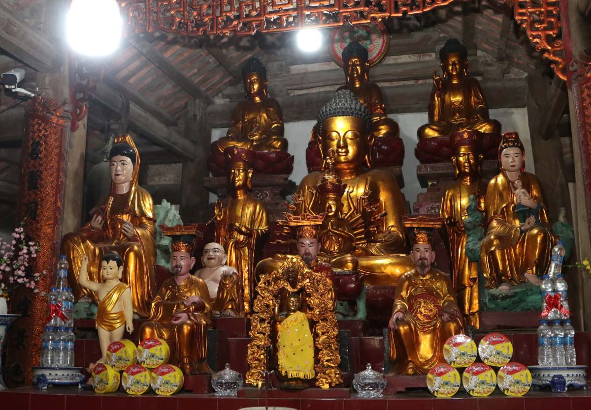 4 hang tuong Phat duoc tac cong phu trong toa Phat dien. Ảnh: Viet Cuong